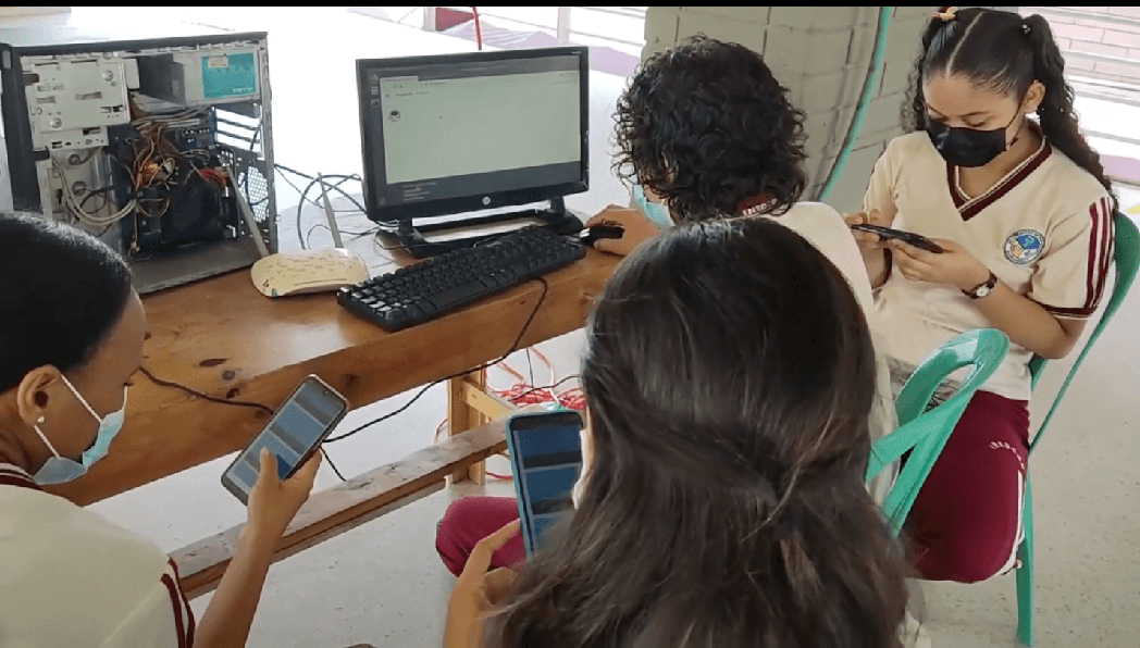 Sistema de antena wi-fi na escola permite comunidade acessar a Internet