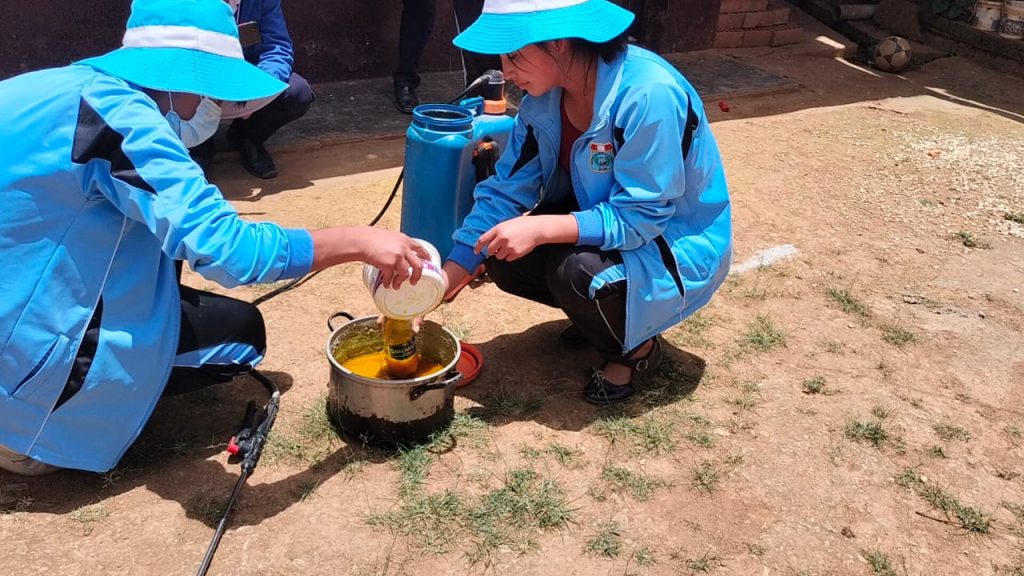 Alunos colocam seus conhecimentos em prática para desenvolver o caldo.

