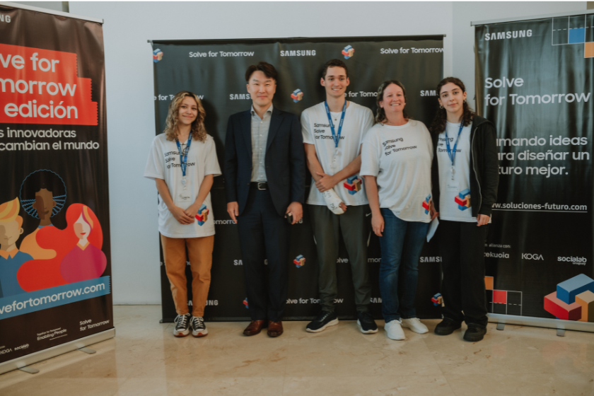 El grupo viajó de Carmelo, en Uruguay, hasta Buenos Aires, Argentina, para la premiación de Solve for Tomorrow. En la foto, están con el entonces CEO de Samsung Argentina.
