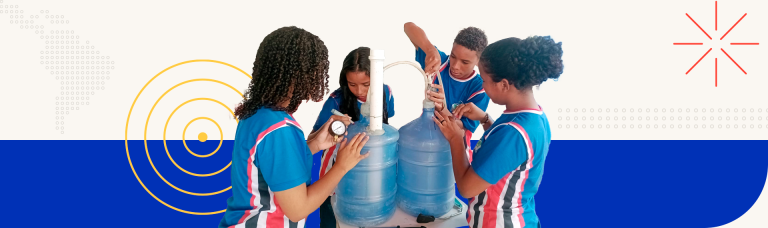 Grupo diversificado de estudantes do ensino médio trabalhando em um projeto de produção de biogás e fertilizando, utilizando ferramentas do dia a dia para solucionar problemas reais.