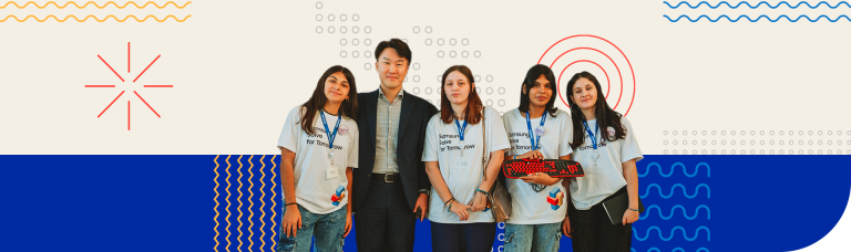 Estudantes do grupo apresentam protótipo junto a representante da Samsung