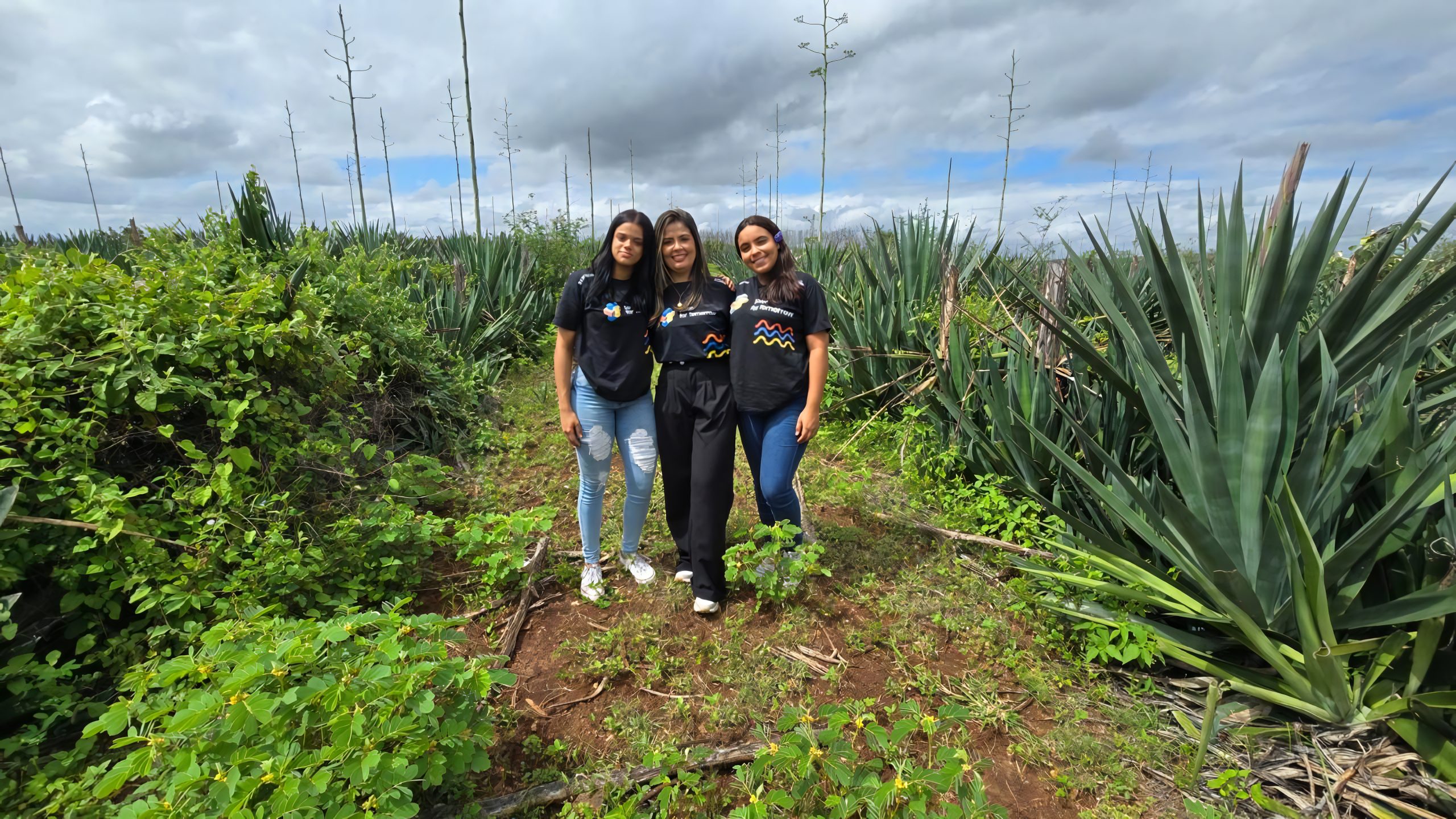 Alunas e professora em plantação de sisal na Bahia