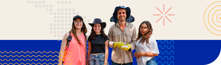 Foto de quatro pessoas posicionadas lado a lado, com o fundo composto por formas gráficas abstratas em tons de azul, laranja e bege. Da esquerda para a direita, há três mulheres e um homem. A primeira mulher veste regata coral, óculos e boné preto; a segunda, camiseta preta e chapéu de aba larga; o homem usa camisa de manga longa bege, luvas amarelas e chapéu grande, segurando um filhote de ave nas mãos; a última mulher veste camiseta branca e óculos de grau. O fundo gráfico inclui linhas onduladas e círculos, sugerindo um tema descontraído e jovem.