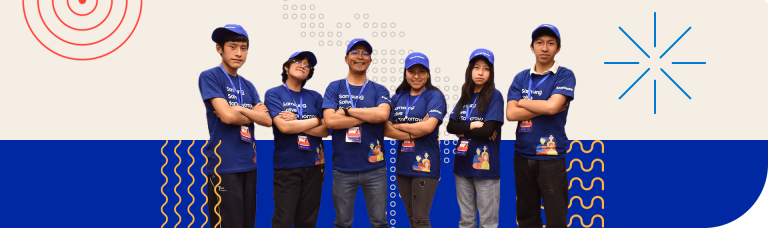 Seis estudiantes posan juntos con los brazos cruzados, vistiendo camisetas y gorras azules del programa Solve for Tomorrow Latam, con el logotipo de Samsung. Todos llevan credenciales y expresan confianza y determinación. El fondo de la imagen ha sido editado con elementos gráficos en azul, rojo y naranja, creando un estilo vibrante y dinámico. El equipo representa el espíritu innovador del programa, desarrollando soluciones tecnológicas para desafíos sociales y ambientales, con un enfoque especial en la salud mental.