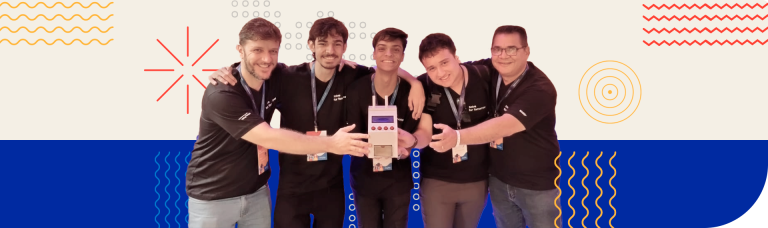 Estudantes do ensino médio e orientadores apresentam dispensador inteligente de medicamentos criado com Mecânica, Eletrônica e Programação, em projeto do Solve For Tomorrow.