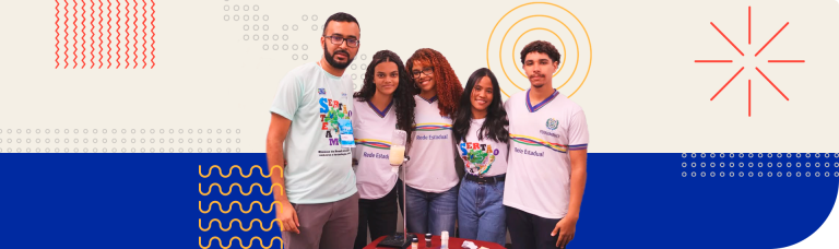 Foto de equipe do projeto Filtropinha, que transforma manipueira tóxica em água reutilizável e biofertilizante, com estudantes da Rede Estadual de Pernambuco e seu orientador.