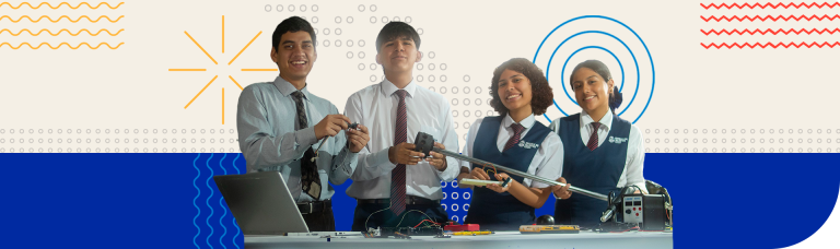 Cuatro estudiantes con uniforme escolar presentan un bastón inteligente con sensores, creado para promover la inclusión de personas con discapacidad visual.
