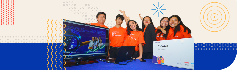 Estudiantes bolivianos con camisetas naranjas presentan el reloj inteligente “Focus”, una propuesta de tecnología asistiva para personas con discapacidad visual, en el Solve for Tomorrow Bolivia 2024.