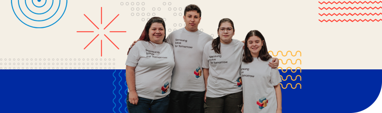 Cuatro personas con camisetas de “Samsung Solve for Tomorrow”, sonriendo frente a un fondo con gráficos coloridos, simbolizando la educación ambiental en práctica.