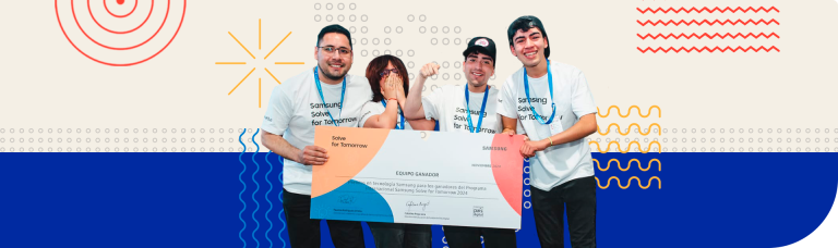 Quatro jovens sorridentes seguram um cheque gigante de premiação, vestindo camisetas com a frase "Samsung Solve for Tomorrow". A imagem celebra um projeto vencedor relacionado ao combate às fake news.