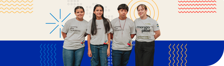 Quatro estudantes e uma professora posam juntos usando camisetas com os nomes dos projetos “Samsung Solve for Tomorrow” e “Mangoplast”