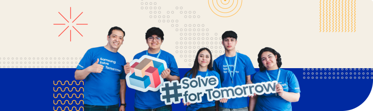 Equipe participando do "Solve for Tomorrow" com camisetas azuis, segurando um grande cartaz com o nome do evento, ganhadores do projeto com foco em acessibilidade e inclusão para pessoas com deficiência auditiva.
