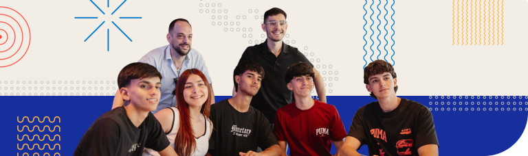 Grupo de jovens e educadores reunidos em projeto de app contra desperdício de alimentos