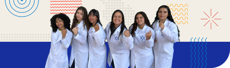 Grupo de estudantes com jalecos em projeto educacional na escola